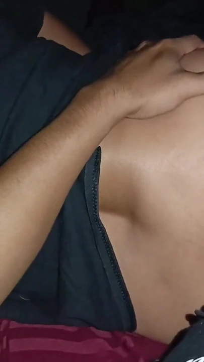 Karımın üvey kızı biz sikişirken porno izlemek için odama gelmeyi kabul ediyor | Klip 1