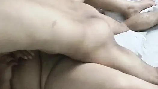 Üniversiteli kız arkadaş domaltarak sikişiyor, yatakta sulu göt arkadan çekimler, hintli çift ev yapımı