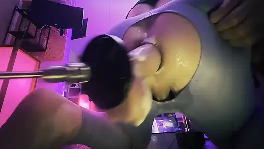 Kadın kılıklı elvi lynx sert anal sikiş makinesi ve anal delik genişletme