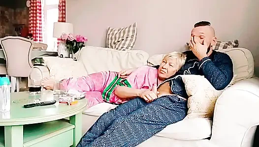 Tabu seks, üvey anne film izliyor, ben de ağzını açıyorum