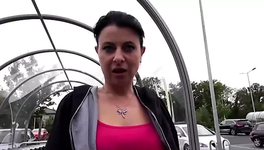 Hausfrau Bonny Devil im Auto fremd gegangen