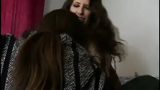 Ona ayakla muamele çekmek için bacaklarını geri çekiyor