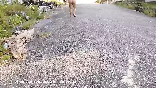 Sokakta külotla yürüyor