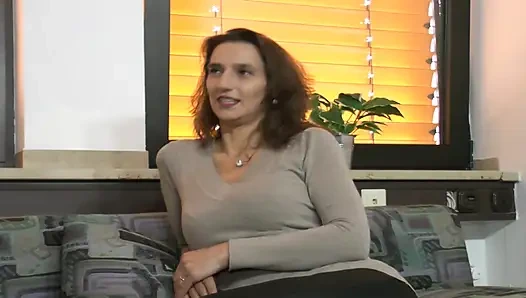 Çarpıcı Alman orta yaşlı seksi kadın tek başına mastürbasyon yapıyor