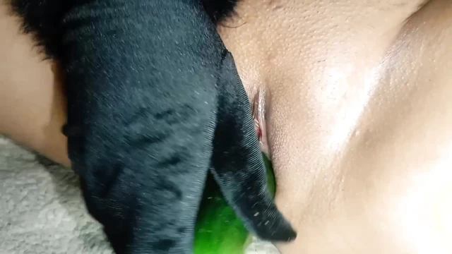 Bella Khalifa pembe etli amına uzun salatalık sokuyor ve mastürbasyon yapıyor