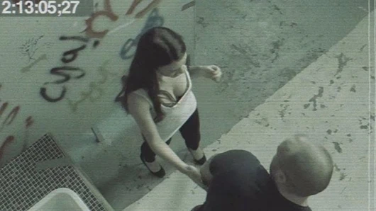 Bratty esmer sikikleri içinde kamu tuvalet