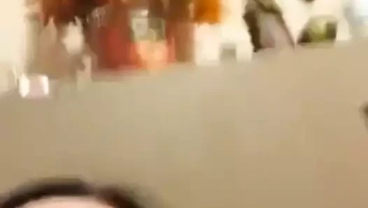 O bir salatalık ile ısırır