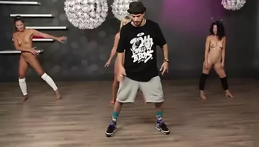 Çıplak kızlar break dans öğreniyor