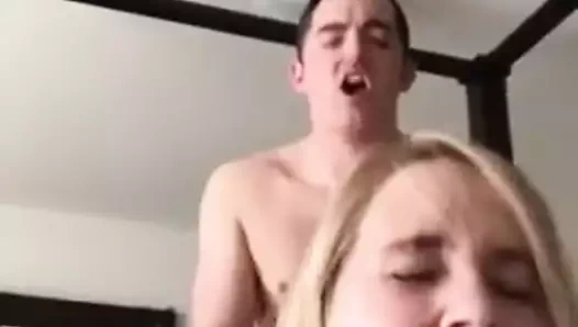 Arkadan alınan sarışın bebek - köpek selfie