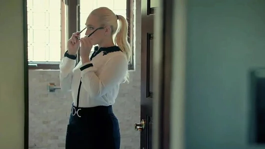 Tushy - patronu tarafından cezalandırılan kıvrımlı aj applegate