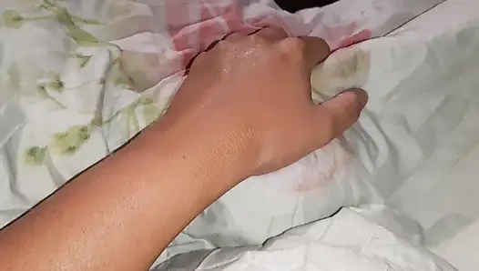 Battaniyenin altına baktım ve komşum amcığını yalıyor ve kız arkadaşım izliyor ve mastürbasyon yapıyor, sürpriz üçlü seks