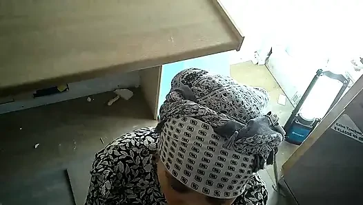Müslüman kadın yarak emmeyi deniyor ve iyi bir iş çıkarıyor