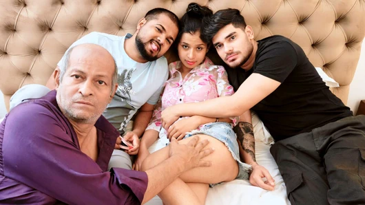 Hintli dörtlü ve üçlü grup seks yaşlı ve genç sevimli kızla...