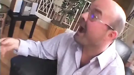 Yaramaz fahişe güzel yüzünü göt deliğine siktiriyor
