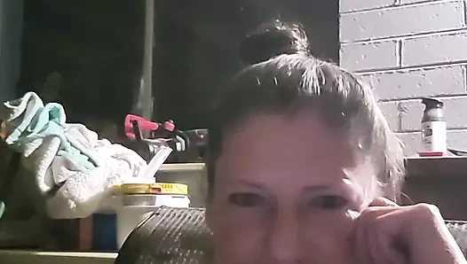 Azgın genç erkek avcısı orta yaşlı seksi kadın mastürbasyon yapıyor ve dışarıda fışkırtıyor