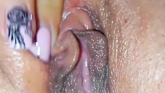 Mastürbasyon yapmak istedim ama babam bana yardım etmeye geldi ve beni sikiyor