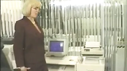 Resepsiyonist ofis içinde azgın alır ve yapay penis ile onu kedi sikikleri