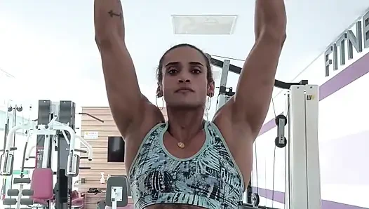 Zenci orta yaşlı seksi kadın sert götü esnedikten sonra titriyor