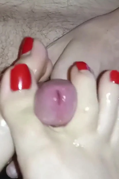 ногами, сделанная с любовью и страстью. с красным лаком для ногтей!