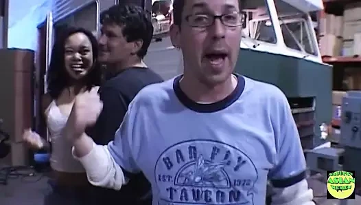 Utangaç Asyalı sarışın dışarıda yendikten sonra büyük yarağını alma cesaretini alıyor