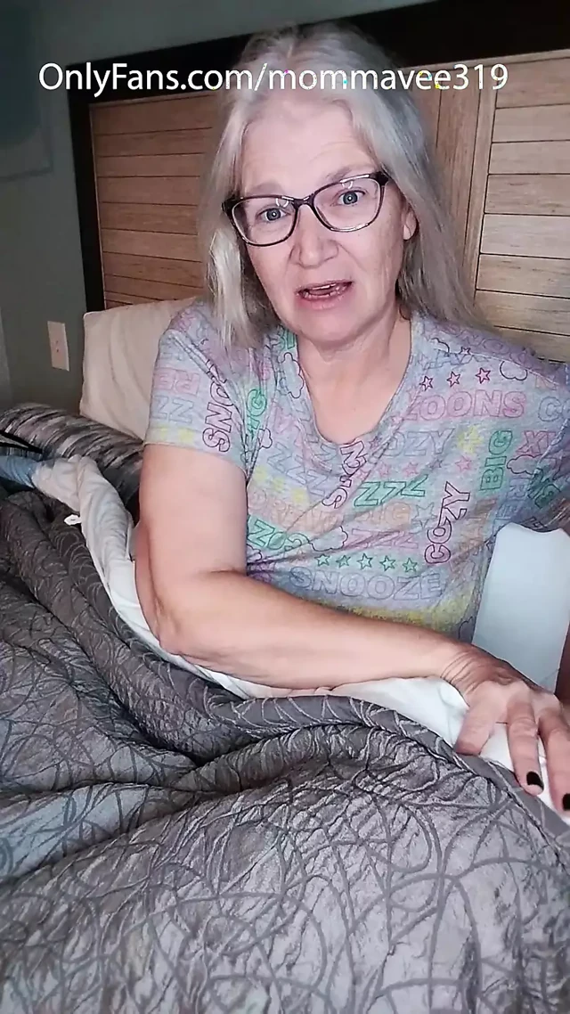 Ateşli orta yaşlı seksi kadın erkek arkadaşından ayrıldıktan sonra mastürbasyon yapıyor!