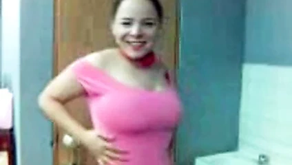 Latin seksi dans çıplak, güzel popo ve memeler