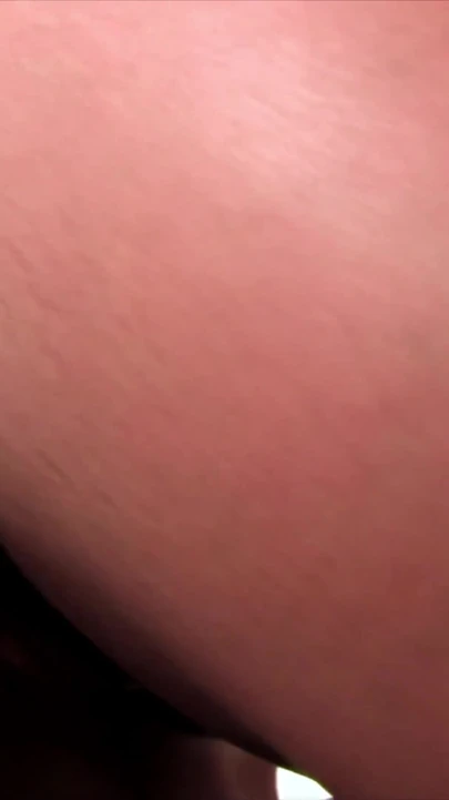 Seksi esmer genç kız büyük bir yarakla götünü siktirmeden önce mastürbasyon yapıyor