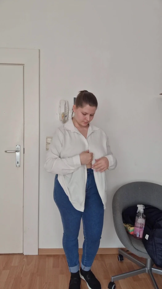 Oturma odasında şaplak ödülü ile özel çıplak temizlik bölüm 1 (daha fazlası için onlyfans'ım)