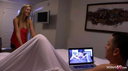 Komşunun yaramaz kızı büyük yaraklı komşusu porno izlerken yakalandı ve ilk whitezilla seksini yapıyor