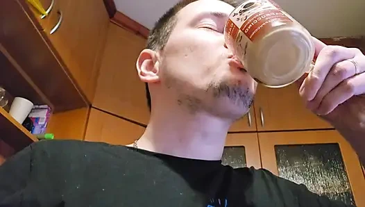 Sabah kahvemi beklerken yerde boşalma ile azgın mastürbasyona dönüştü