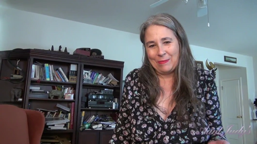 Ajudys - olgun üvey teyzen Grace sana yardım eli uzatıyor (pov)