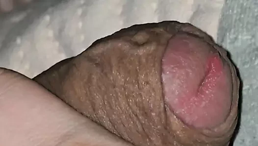 Büyük üvey anne üvey oğlunu yatakta alıyor ve sikini elle muamele çekiyor