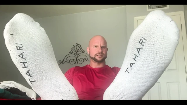 ‪it’s Bit Weird as You Take My Shoes off