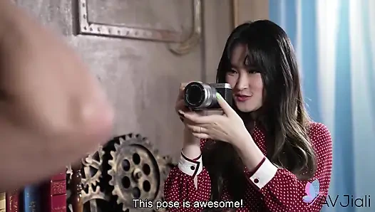 Asistan Minnie bozuk kamerayı vücuduyla ödüyor