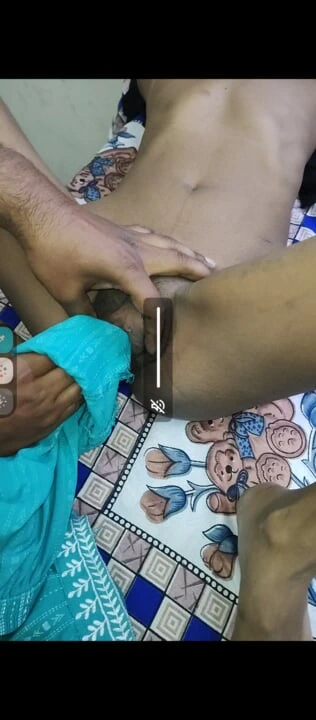 Hintli kız ovuyor ve