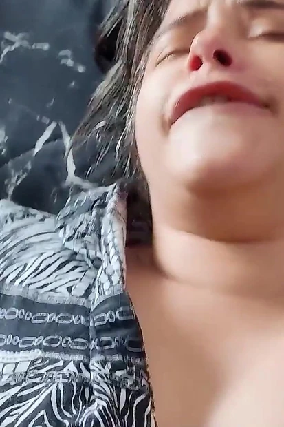 Сексуальная пара трахается перед зеркалом в любительском видео