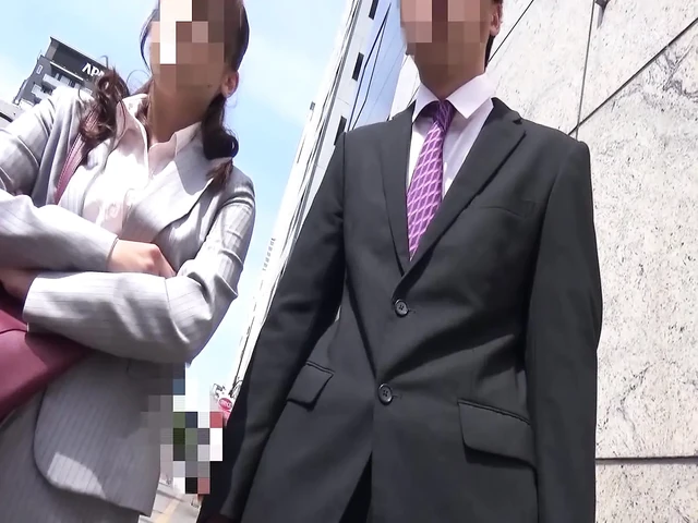 Женщина-пенсионерка, которая берет интервью у нового члена обследования осведомленности общества