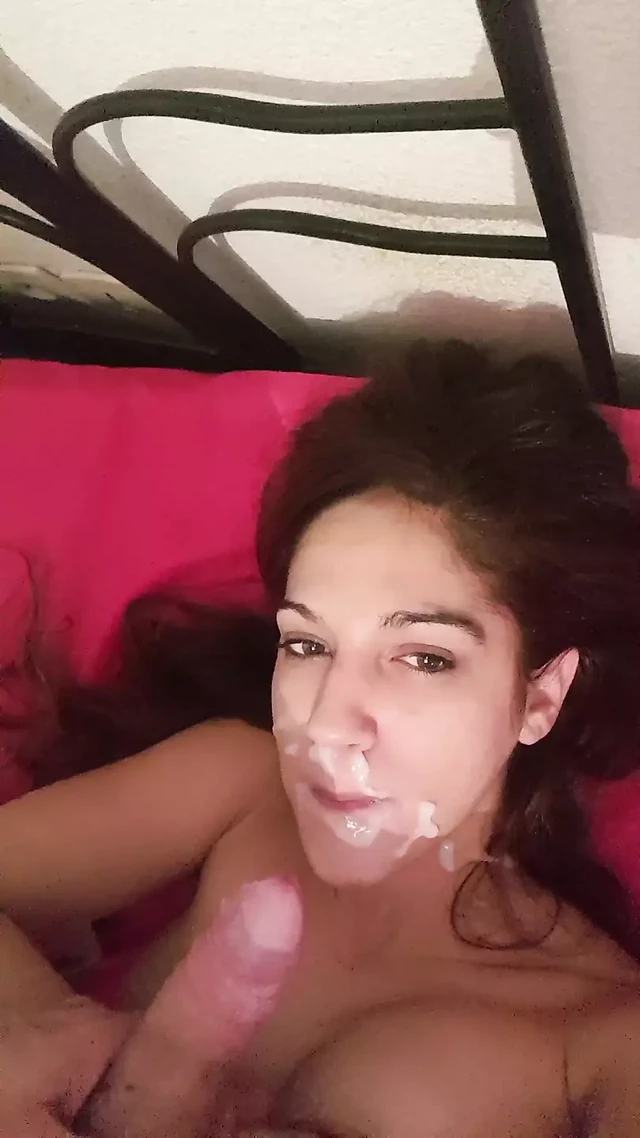 Ей трахают в рот и глотают сперму от незнакомца