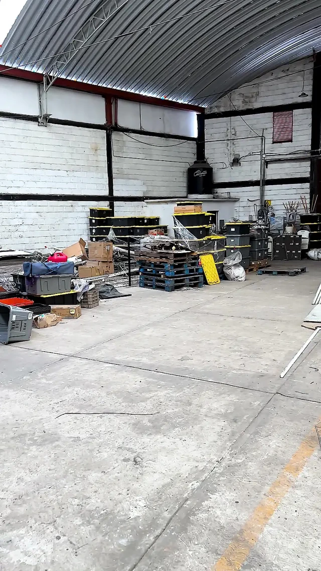 Kimse izlemiyorken çıplak mastürbasyon yapmak için bir depoya gidiyorum