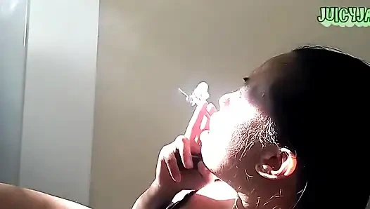 Sigara içme ve öksürme cilt 2 çıplak olmayan iş arasında hızlı bir sigara molası veriyor. El sarılmış tütün sigaralarını seviyorum ama onlar