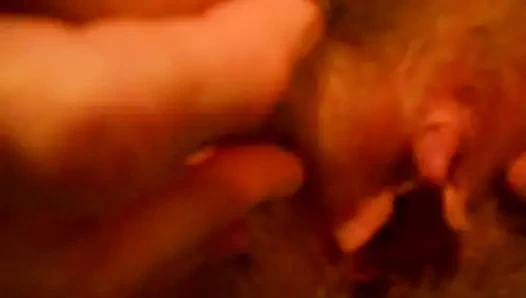 Olgun karısı tüylü kedi açılır ve beni boşalmak konuşur