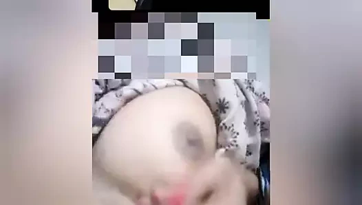 Hintli kadın büyük memelerini ve büyük chuchi'leri sikiyor