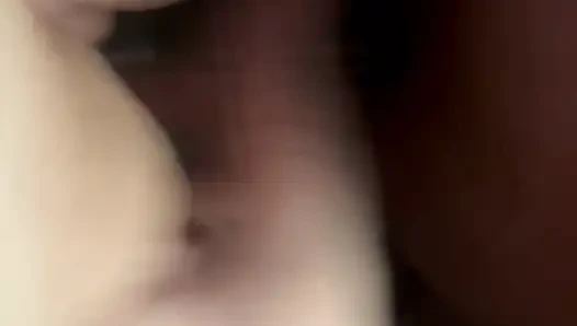 Boşalana kadar yalıyor. Sonunda, hızlıca tatmaları için püskürtmeye izin verdim