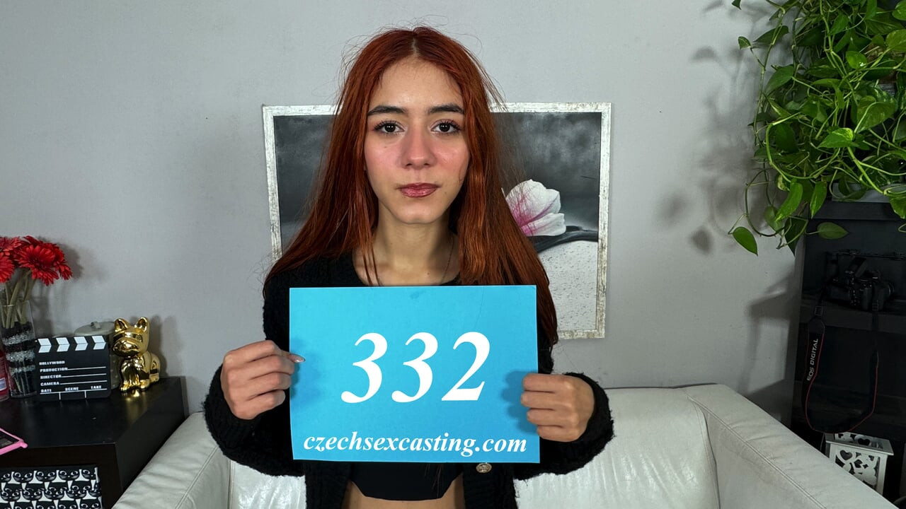 Venezuelalı utangaç kızıl saçlı utancını ve kıyafetlerini attı