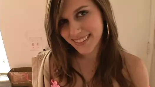 Sarışın orta yaşlı seksi kadın, anal dölleme finalinden sonra yerde döl yiyor