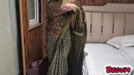 Hintli kadın kıyafetlerini sikerken arkadan sikiliyor