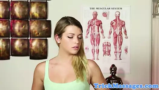 Dövmeli masaj amatör masörde öğürüyor