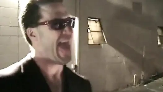 Tombul zenci kaltak siyah bir adam tarafından sikilirken adam götüne dildo sokuyor