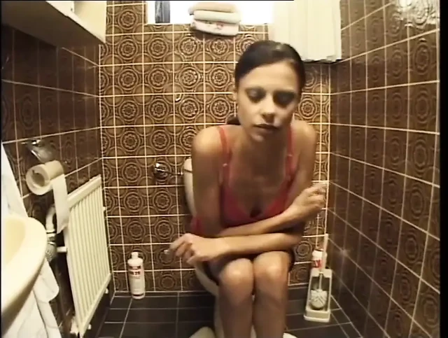 Sıska orta yaşlı seksi kadın banyoda sert seks yapıyor