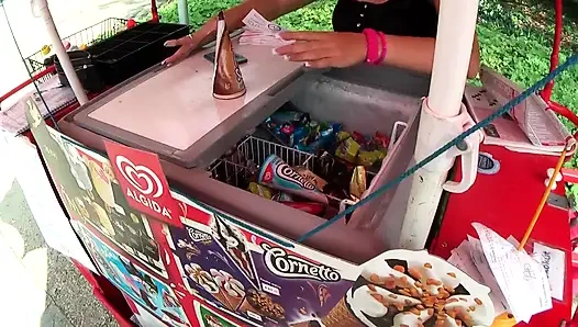 Edepsiz esmer dondurma yiyor ve sonra bakış açısıyla sikişiyor